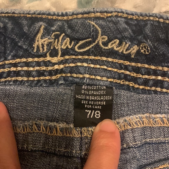 Ariya Jeans. Dark Wash Button closure Jean Short. Size: 7/8. - Picture 2 of 3